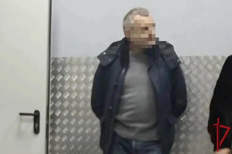 В Центральном районе сотрудники Росгвардии обнаружили внедорожник, угнанный перед новогодними праздниками в Ленобласти