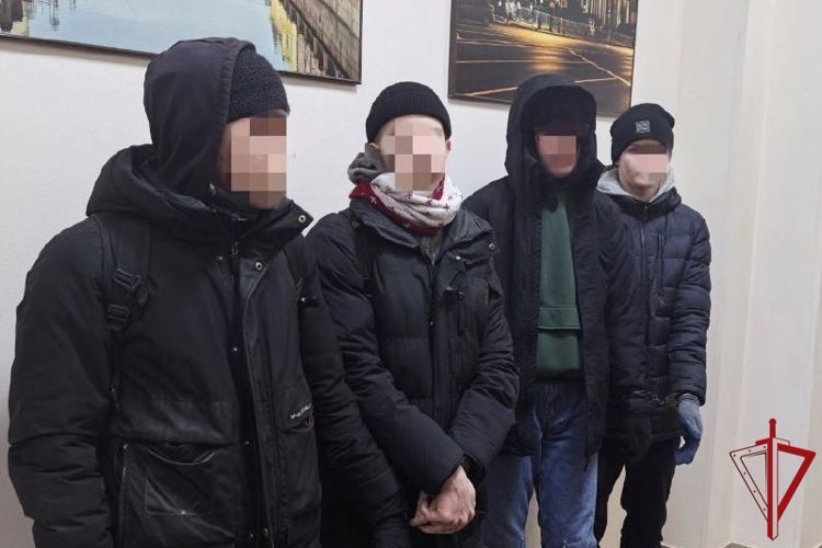 В Московском районе сотрудники Росгвардии задержали руферов, проникших ночью на крышу жилого комплекса