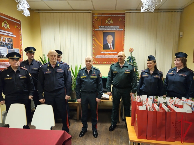 Росгвардейцев, заступивших на службу в новогоднюю ночь, поздравил командующий Северо-Западным округом Росгвардии