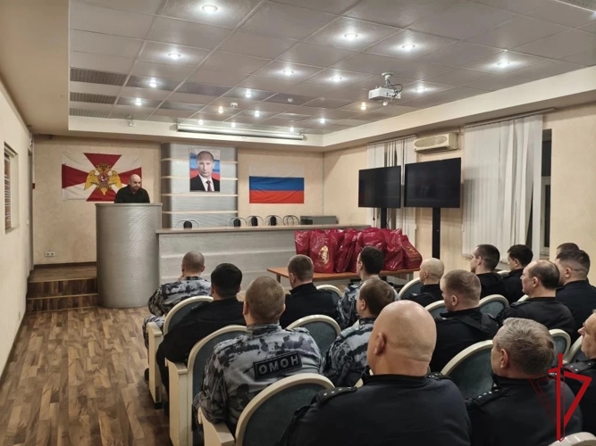 Росгвардейцев, заступивших на службу в новогоднюю ночь, поздравил командующий Северо-Западным округом Росгвардии