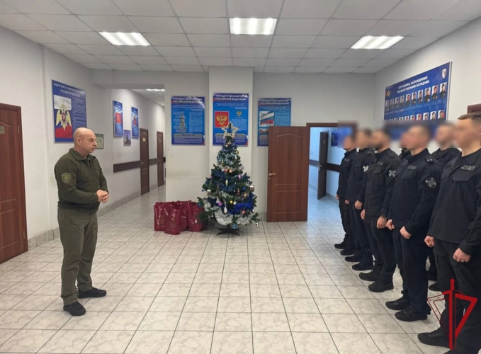 Росгвардейцев, заступивших на службу в новогоднюю ночь, поздравил командующий Северо-Западным округом Росгвардии