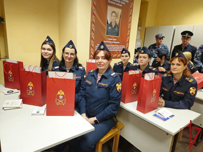 Росгвардейцев, заступивших на службу в новогоднюю ночь, поздравил командующий Северо-Западным округом Росгвардии