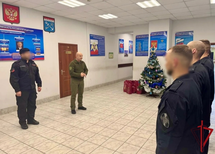 Росгвардейцев, заступивших на службу в новогоднюю ночь, поздравил командующий Северо-Западным округом Росгвардии