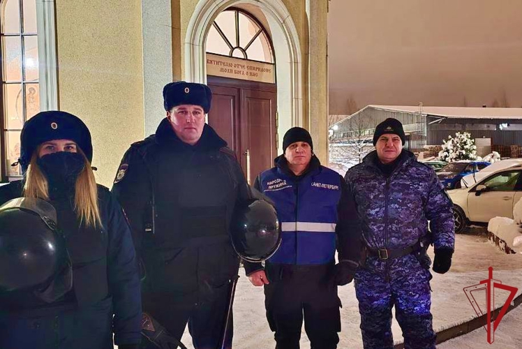 В Санкт-Петербурге и Ленобласти сотрудники и военнослужащие Росгвардии обеспечили правопорядок в Рождество Христово