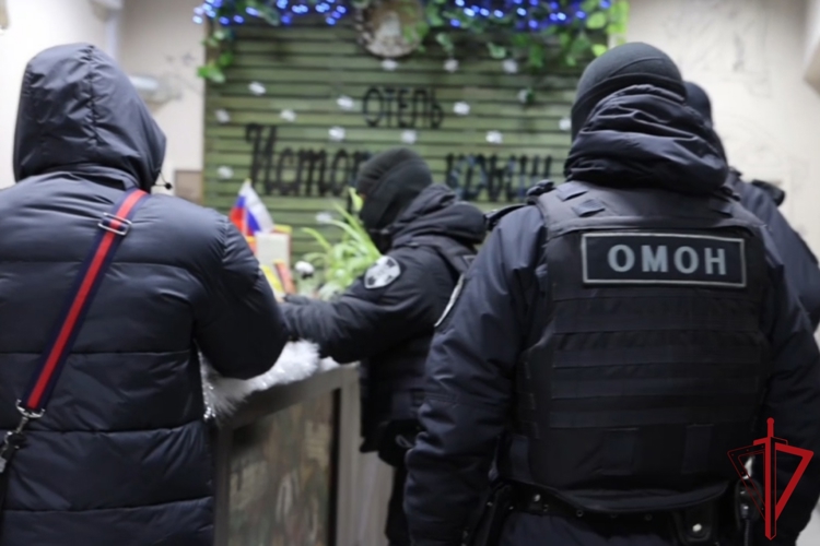 В Апраксином дворе сотрудники ОМОН Росгвардии оказали содействие полиции в проведении профилактического рейда