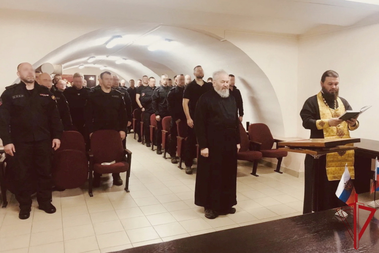 С офицерами СОБР «Гранит» Росгвардии проведена духовно-просветительская беседа