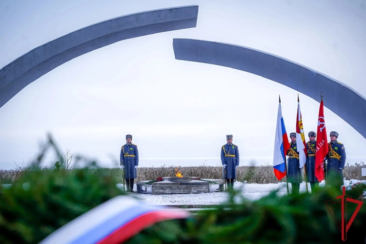Военнослужащие и сотрудники Росгвардии почтили память погибших защитников Ленинграда