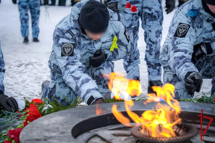 Военнослужащие и сотрудники Росгвардии почтили память погибших защитников Ленинграда