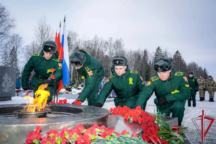 Военнослужащие и сотрудники Росгвардии почтили память погибших защитников Ленинграда