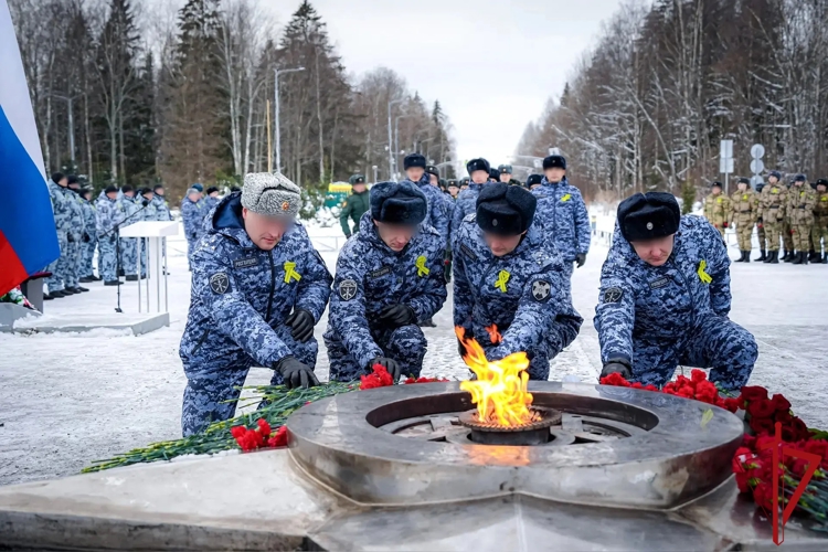 Военнослужащие и сотрудники Росгвардии почтили память погибших защитников Ленинграда