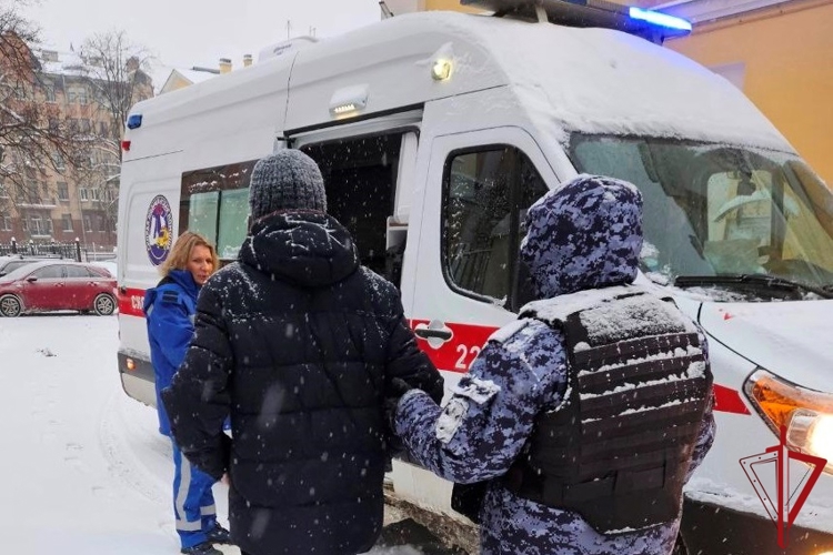 Cотрудники Росгвардии пришли на помощь пожилому мужчине, который почувствовал недомогание во время рождественского богослужения