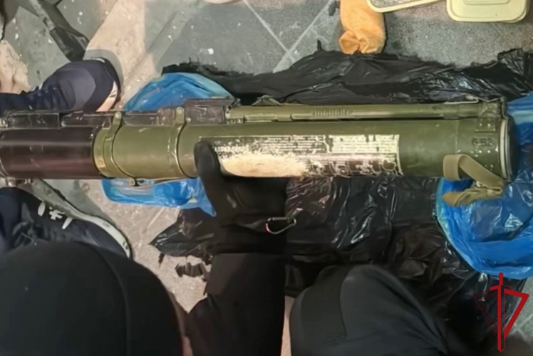 В Санкт-Петербурге взрывотехники ОМОН Росгвардии обследовали тайник с оружием, обнаруженный в ходе расследования двух тяжких преступлений 2003-го года