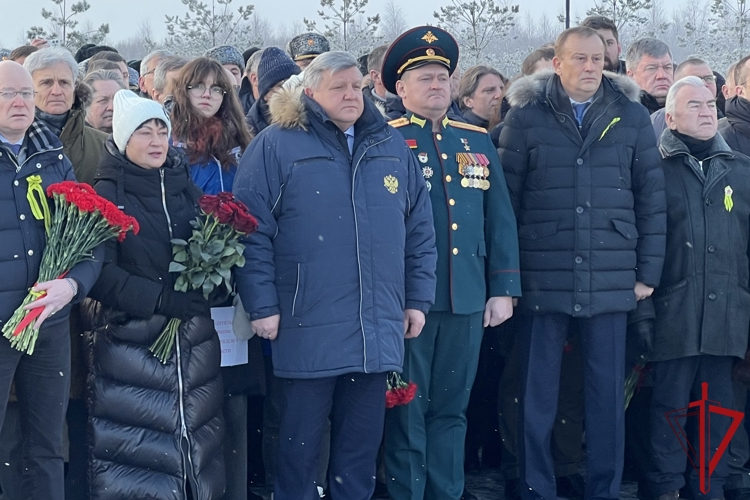 В Ленобласти представители Росгвардии приняли участие в мероприятии, посвященном 82-й годовщине со дня полного освобождения Ленинграда от блокады