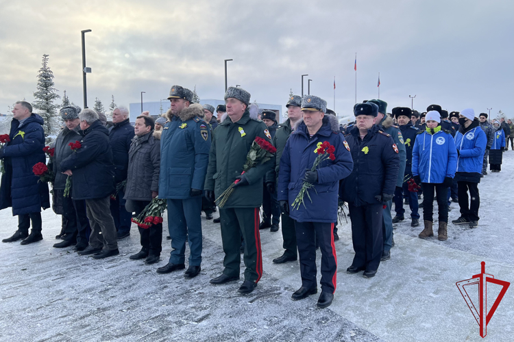 В Ленобласти представители Росгвардии приняли участие в мероприятии, посвященном 82-й годовщине со дня полного освобождения Ленинграда от блокады