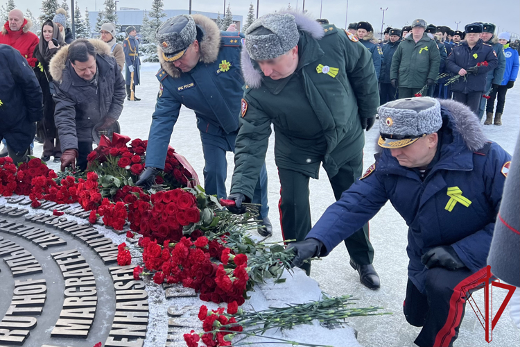 В Ленобласти представители Росгвардии приняли участие в мероприятии, посвященном 82-й годовщине со дня полного освобождения Ленинграда от блокады