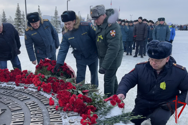 В Ленобласти представители Росгвардии приняли участие в мероприятии, посвященном 82-й годовщине со дня полного освобождения Ленинграда от блокады