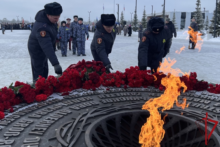 В Ленобласти представители Росгвардии приняли участие в мероприятии, посвященном 82-й годовщине со дня полного освобождения Ленинграда от блокады