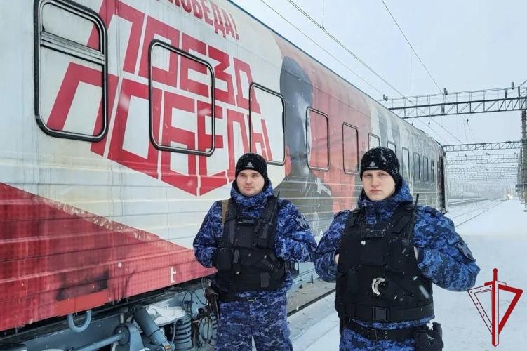 В Ленинградской области сотрудники Росгвардии посетили передвижную выставку «Поезд Победы»