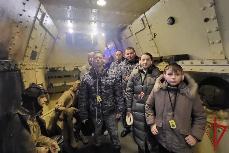 В Ленинградской области сотрудники Росгвардии посетили передвижную выставку «Поезд Победы»