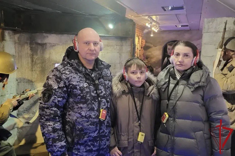 В Ленинградской области сотрудники Росгвардии посетили передвижную выставку «Поезд Победы»