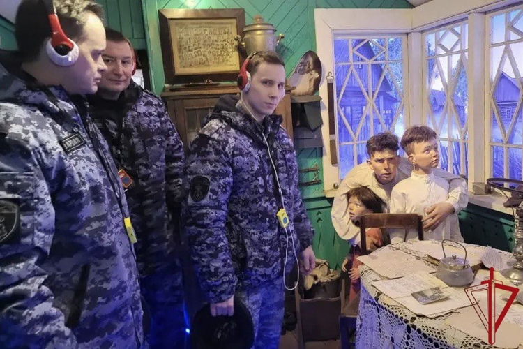 В Ленинградской области сотрудники Росгвардии посетили передвижную выставку «Поезд Победы»