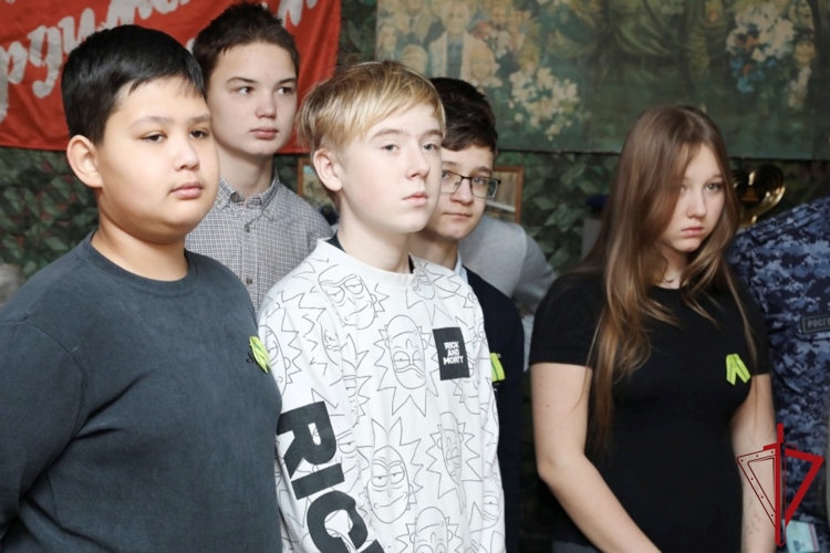 Представители Росгвардии провели урок мужества для школьников, посвященный Дню полного освобождения Ленинграда от фашистской блокады