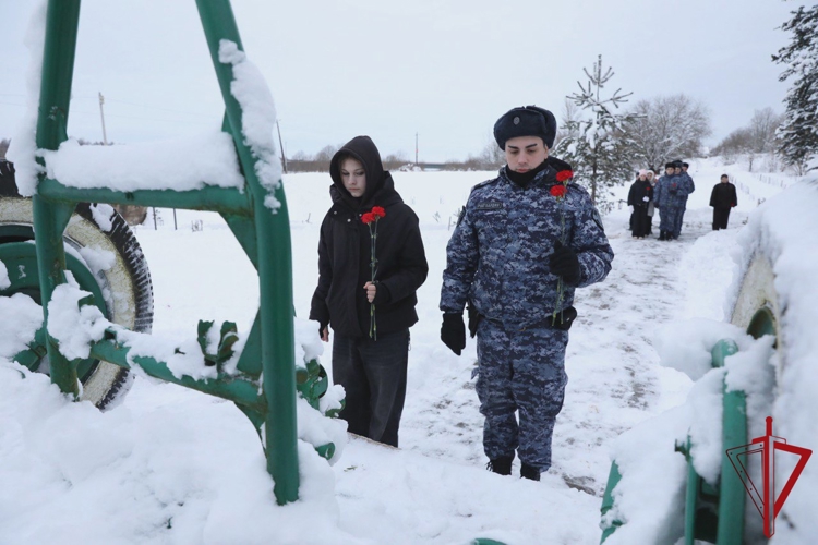 В городе Волхове сотрудники Росгвардии провели мероприятие, посвященное Дню прорыва блокады Ленинграда
