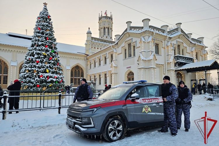 В Санкт-Петербурге сотрудники Росгвардии обеспечили правопорядок и безопасность во время пребывания поезда Деда Мороза