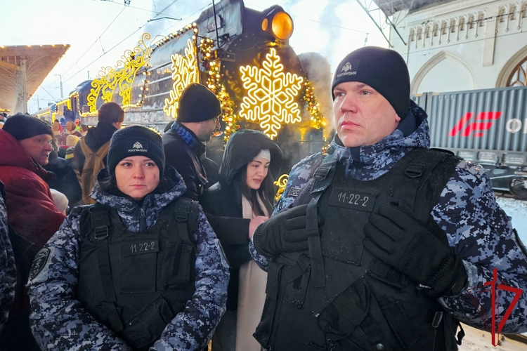 В Санкт-Петербурге сотрудники Росгвардии обеспечили правопорядок и безопасность во время пребывания поезда Деда Мороза