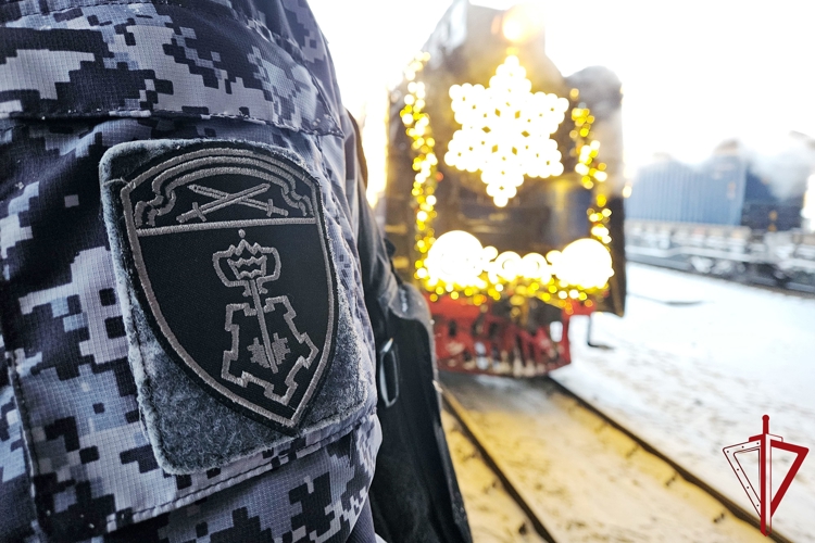 В Санкт-Петербурге сотрудники Росгвардии обеспечили правопорядок и безопасность во время пребывания поезда Деда Мороза