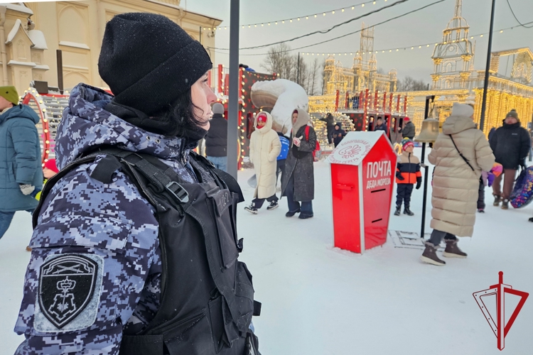 В Санкт-Петербурге сотрудники Росгвардии обеспечили правопорядок и безопасность во время пребывания поезда Деда Мороза