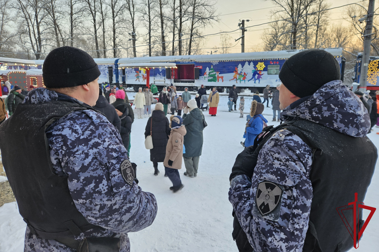 В Санкт-Петербурге сотрудники Росгвардии обеспечили правопорядок и безопасность во время пребывания поезда Деда Мороза
