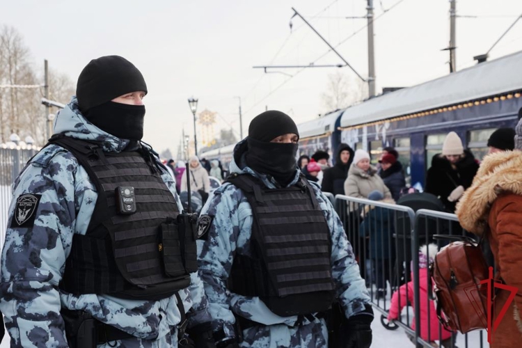 В Санкт-Петербурге сотрудники Росгвардии обеспечили правопорядок и безопасность во время пребывания поезда Деда Мороза
