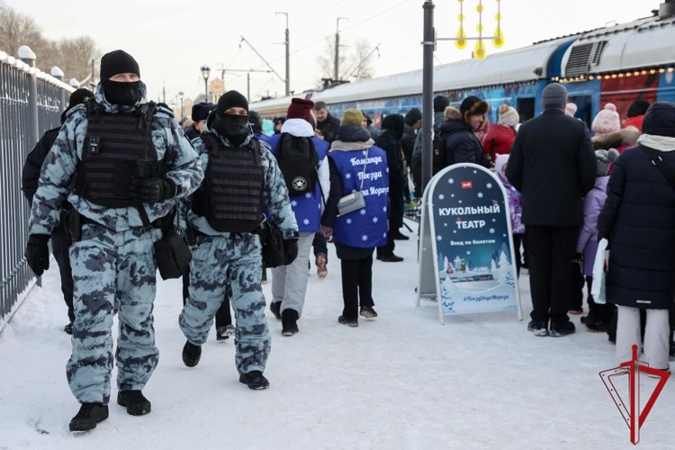 В Санкт-Петербурге сотрудники Росгвардии обеспечили правопорядок и безопасность во время пребывания поезда Деда Мороза