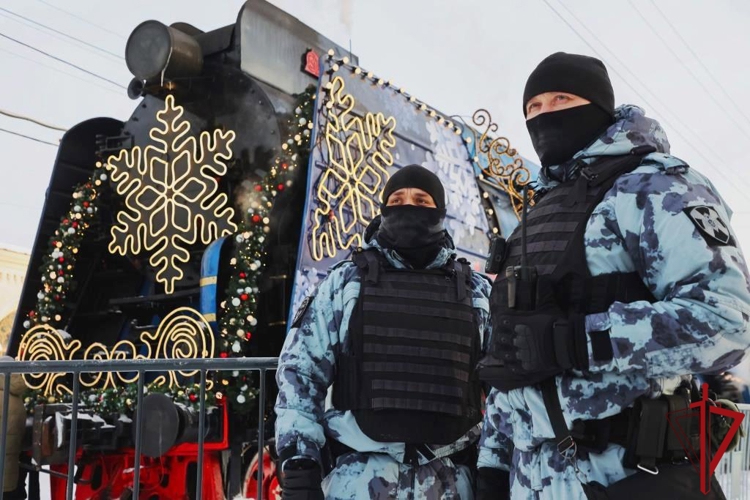 В Санкт-Петербурге сотрудники Росгвардии обеспечили правопорядок и безопасность во время пребывания поезда Деда Мороза