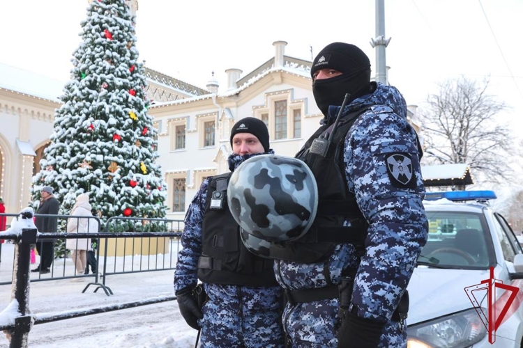 В Санкт-Петербурге сотрудники Росгвардии обеспечили правопорядок и безопасность во время пребывания поезда Деда Мороза