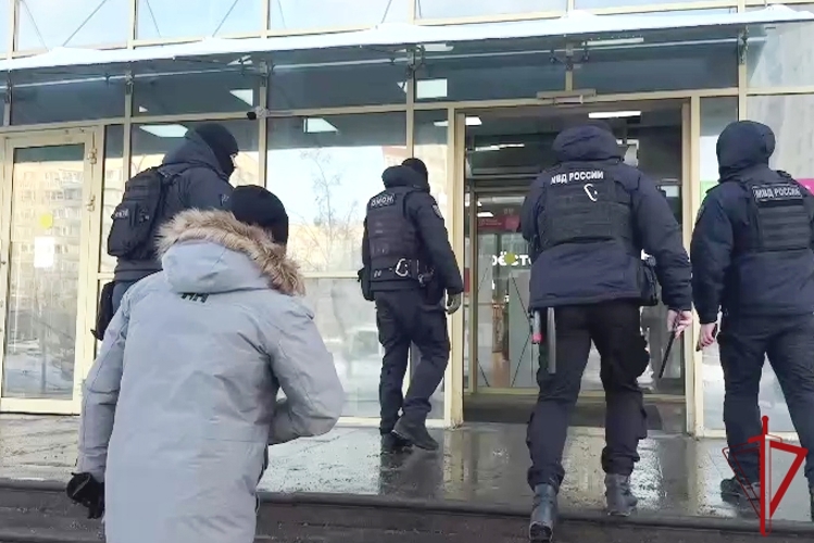 В Выборгском районе Петербурга сотрудники ОМОН Росгвардии оказали содействие полиции в проведении профилактического рейда на объектах розничной торговли