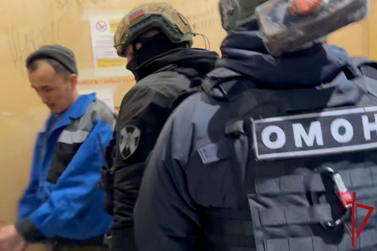 В Петербурге сотрудники ОМОН Росгвардии оказали содействие полиции в проведении профилактического рейда на строительном объекте