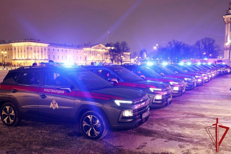 В Санкт-Петербурге на Дворцовой площади состоялся совместный смотр сил и средств наружных нарядов Росгвардии и полиции