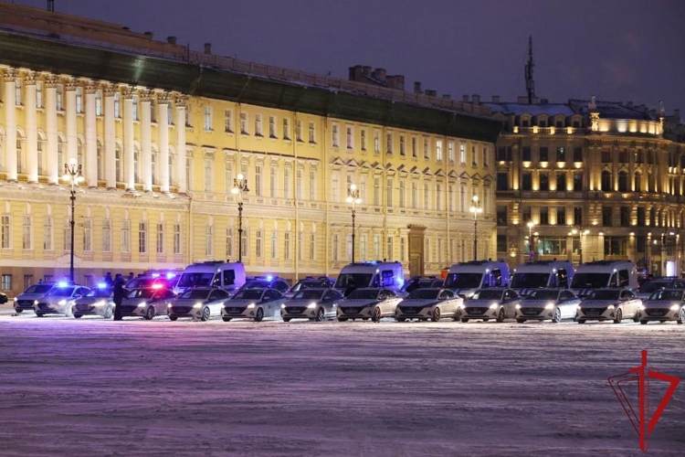 В Санкт-Петербурге на Дворцовой площади состоялся совместный смотр сил и средств наружных нарядов Росгвардии и полиции