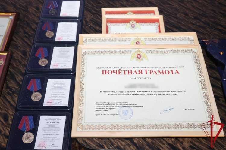 В Санкт-Петербурге на Дворцовой площади состоялся совместный смотр сил и средств наружных нарядов Росгвардии и полиции