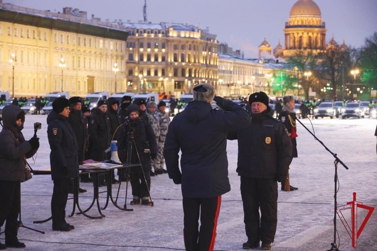 В Санкт-Петербурге на Дворцовой площади состоялся совместный смотр сил и средств наружных нарядов Росгвардии и полиции