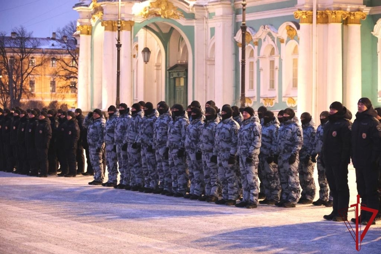В Санкт-Петербурге на Дворцовой площади состоялся совместный смотр сил и средств наружных нарядов Росгвардии и полиции