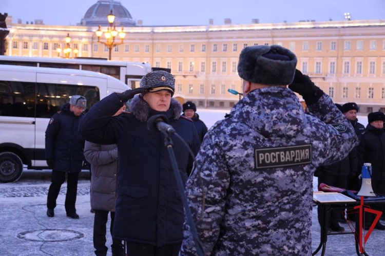 В Санкт-Петербурге на Дворцовой площади состоялся совместный смотр сил и средств наружных нарядов Росгвардии и полиции