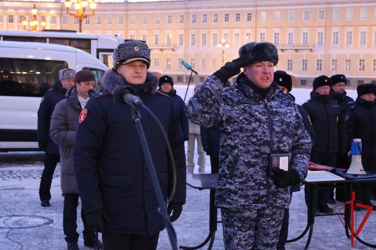 В Санкт-Петербурге на Дворцовой площади состоялся совместный смотр сил и средств наружных нарядов Росгвардии и полиции