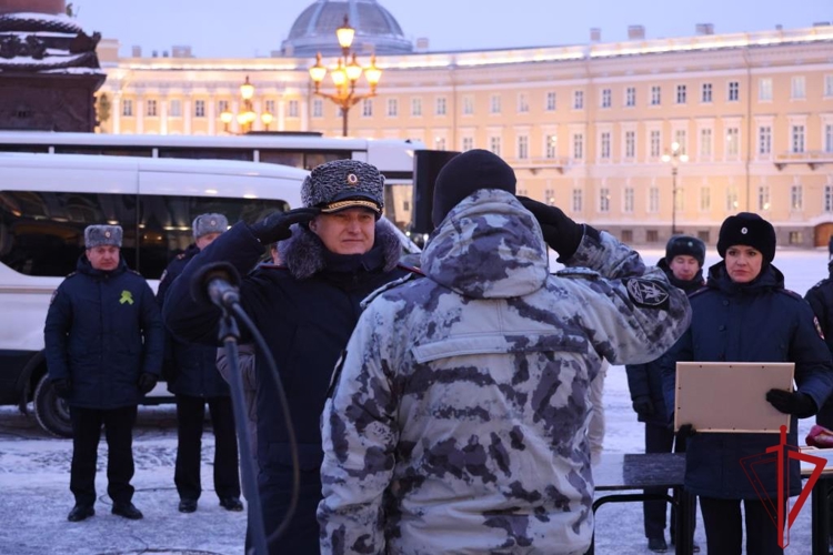 В Санкт-Петербурге на Дворцовой площади состоялся совместный смотр сил и средств наружных нарядов Росгвардии и полиции