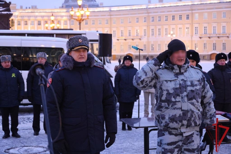 В Санкт-Петербурге на Дворцовой площади состоялся совместный смотр сил и средств наружных нарядов Росгвардии и полиции