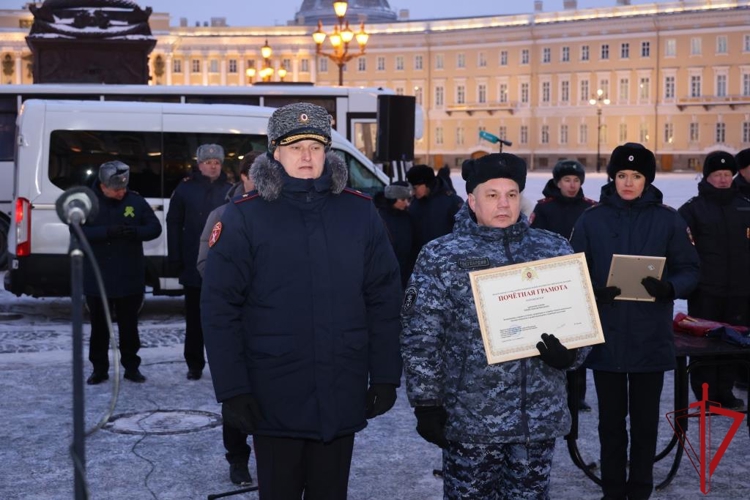 В Санкт-Петербурге на Дворцовой площади состоялся совместный смотр сил и средств наружных нарядов Росгвардии и полиции