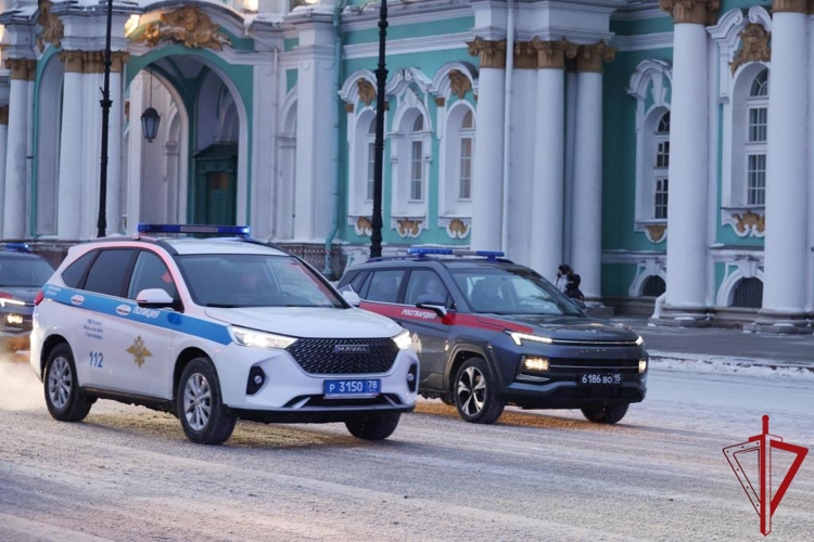 В Санкт-Петербурге на Дворцовой площади состоялся совместный смотр сил и средств наружных нарядов Росгвардии и полиции
