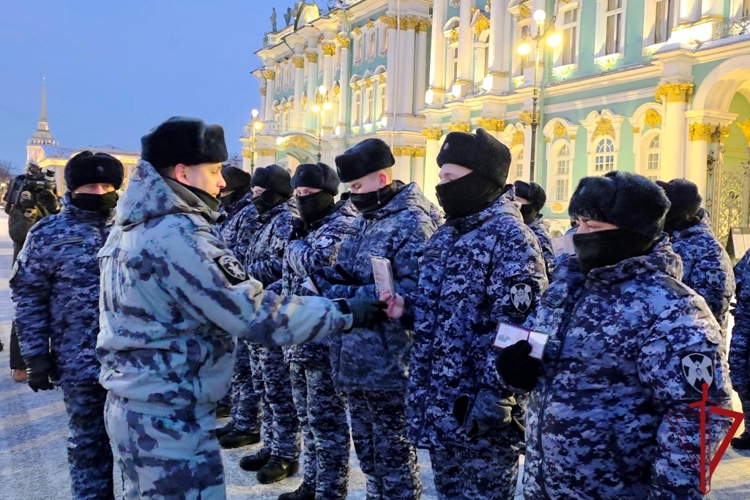 В Санкт-Петербурге на Дворцовой площади состоялся совместный смотр сил и средств наружных нарядов Росгвардии и полиции